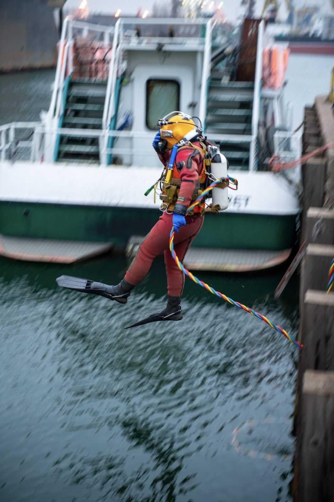 Nurek zawodowy skaczący do wody podczas wykonywania prac podwodnych